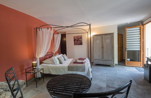 Room 'La Peireta-Romantique' with Shared Pool, Wi-Fi and Air Conditioning