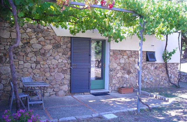 Room 'Li Pireddi' with Shared Pool, Private Garden and Air Conditioning