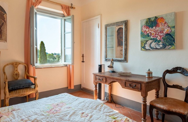 Room 'Queen' with Balcony, Wi-Fi and Air Conditioning