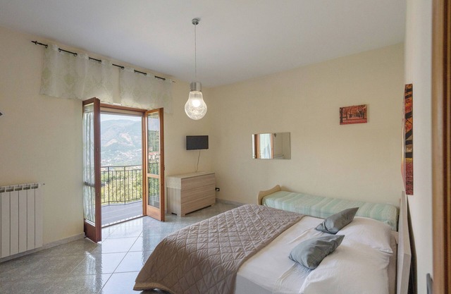 Room 'Tripla Con Vista Montagna' with Mountain View, Shared Garden and Wi-Fi