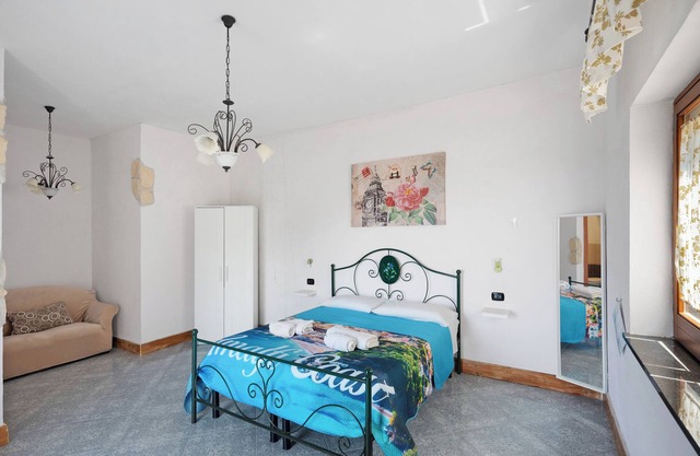 Room 'Tripla Con Vista Vesuvio' with Mountain View, Wi-Fi and Air Conditioning