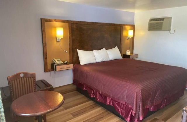 Room w/King Bed, Scottish Inns, Free Parking, few Minutes from Niagara Falls