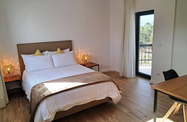 Room with private bathroom and balcony at Casa das Vinhas in Sesimbra