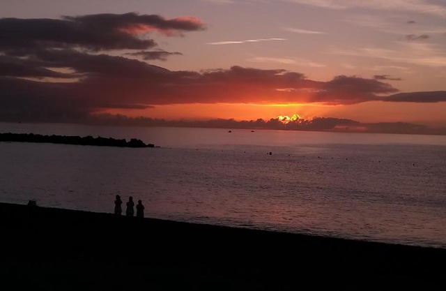 Room with private bathroom and sea view, 50 m del mar