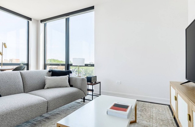 Roomy Ravenswood 2BR w/Rooftop, BBQ, next to Brown line, by Blueground