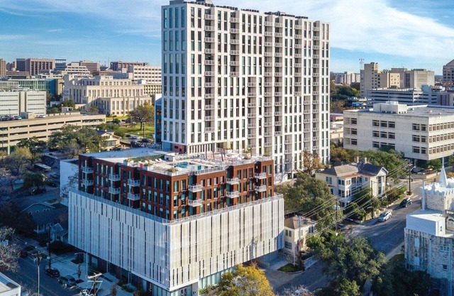 Roomy Studio at Austin Resort! Complete with Rooftop Pool, Fire Pit, and More!