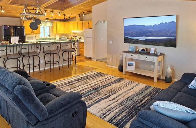 Roosevelt Lake Home minutes from Schoolhouse Boat Ramp