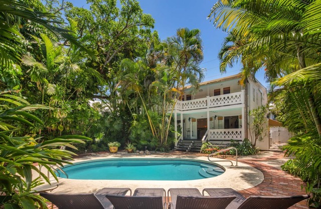 ~ROOSTER CONCH~ Amazing location with shared pool and covered balcony!