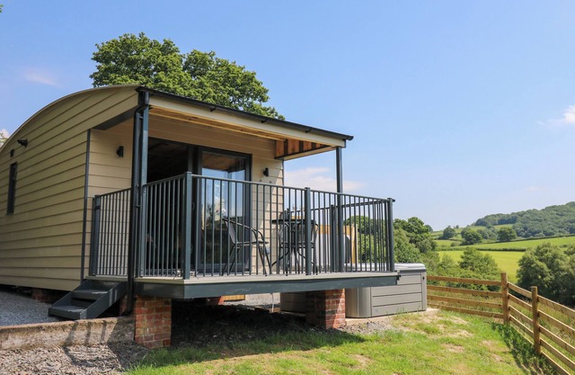 ROOSTER'S REST, pet friendly, with hot tub in Rhayader