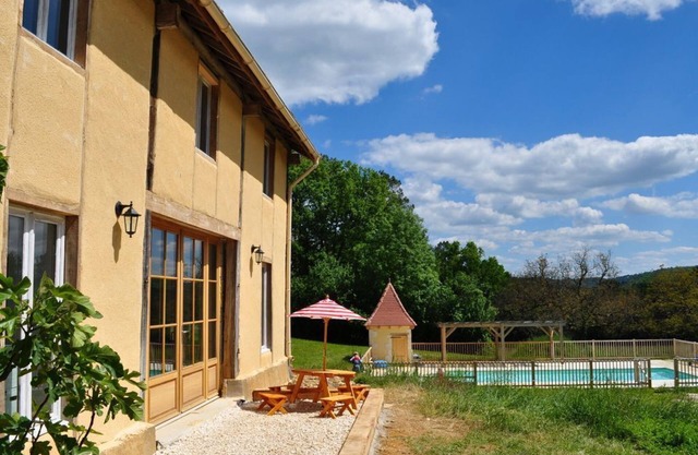 * Rose Barn * Dordogne. Child Friendly Holidays. Heated Pool. Gite.
