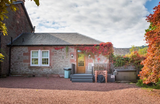 Rose Cottage (Auchendennan) - sleeps 4 guests in 2 bedrooms