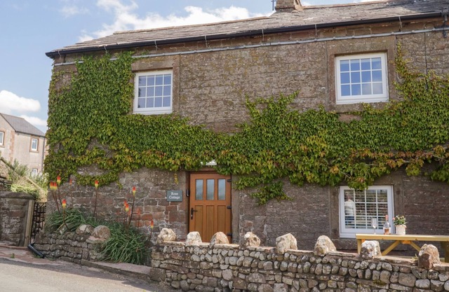 ROSE COTTAGE, pet friendly, character holiday cottage in Cumwhitton