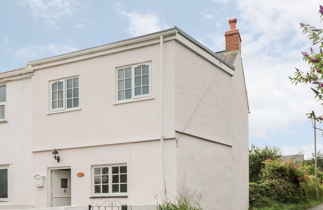 ROSE COTTAGE, pet friendly, with a garden in Illogan