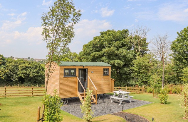 ROSE, romantic, character holiday cottage, with a garden in Illogan