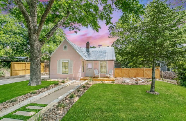 Rose Street Cottage | 2/2.5 + Bonus Room (Sleeps 6), 3 Blocks to Main