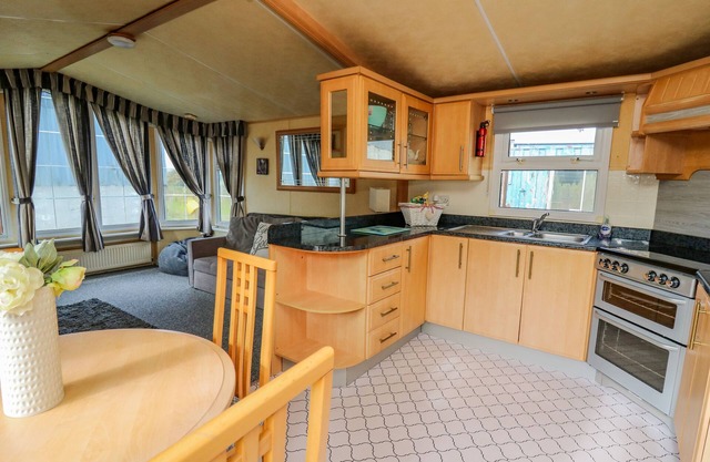 ROSEHAVEN, pet friendly, with a garden in Crymych