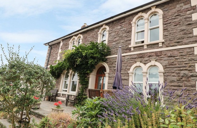 ROSEHILL, pet friendly, with open fire in Abergavenny