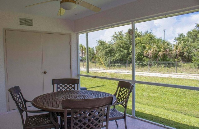 Rotonda West 2 Bedroom Condo w Lanai 9 miles to Gulf Beaches