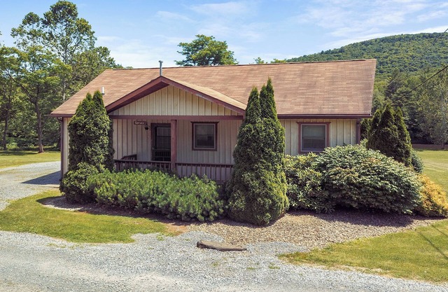 Rough Cut Lodge - Spruce Cabin