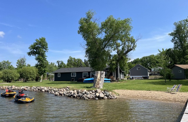 ROUND LAKE LAKE HOUSE Beautiful lake home on the water with sandy beach