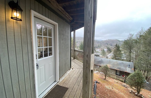 Roundhouse chalet walking distance to Main Street