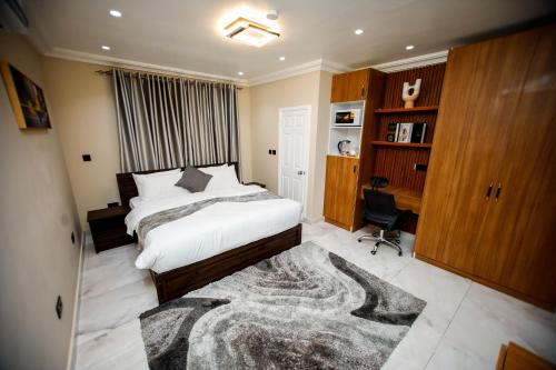 Royal Luxe 2BR with smart lock, Fast WiFi & secure parking in Oyarifa, Accra