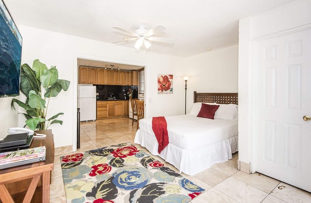 Royal Moana Condo Steps to Waikiki Beach w/Parking & Full Kitchen-Bbq Grill