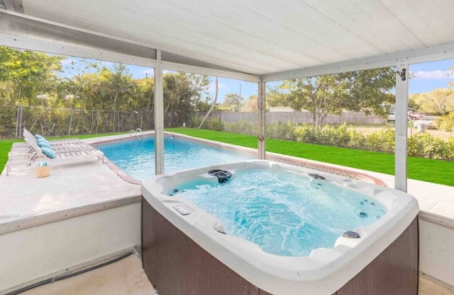 Royal Retreat - Sparkling Blue Pool And Spa
