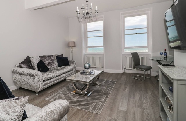 ROYAL TERRACE VIEW, romantic, country holiday cottage in Weymouth