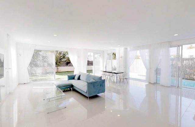 Royal Villa with Private Pool! 6 BDR/5.5 BATH. Up to 16 Guests!