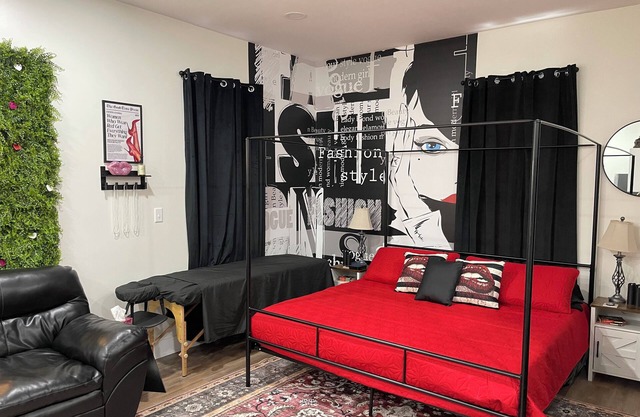 Ruby Red Haven – Chic Downtown Retreat Dayton