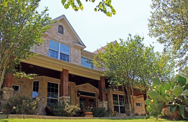 "Rudy's Nest" 2-acre Hill Country Home Between Dripping Springs and Austin, TX