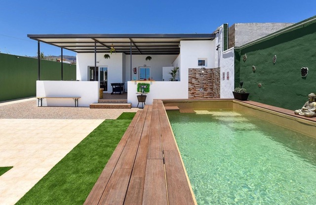 Rural holiday home for families and groups with a beautiful private pool