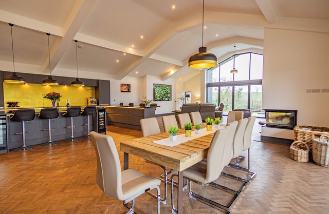 RURAL LUXURY BARN SLEEPS 9 - 6 SEAT HOT TUB - LARGE EXTENSIVE PATIOS WITH VIEWS