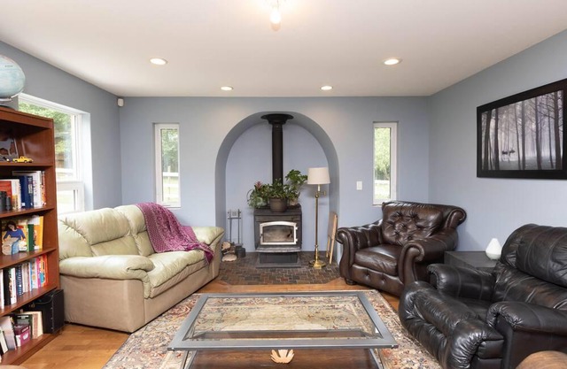 Rustic 3 Bedroom with Fireplace in Miracle Beach