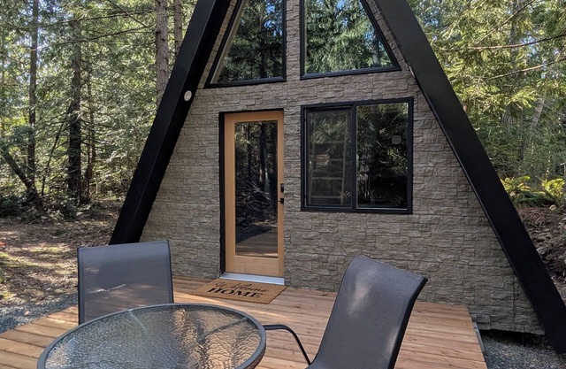 Rustic AFrame Tiny Home, Minutes from stunning waterfalls and beautiful beaches!