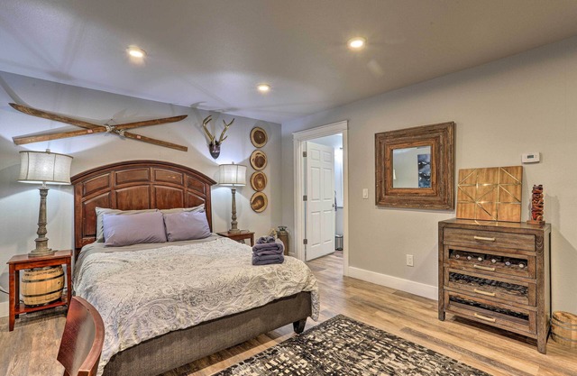 Rustic Anchorage Hideaway: Walk to Coastal Trail!