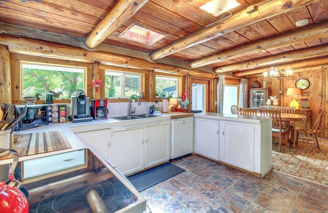 Rustic Bandon Log Cabin on 5 Acres of Woodlands!