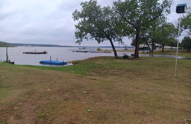 Rustic cabin at lake Leon. Lake aces for fisherman or boat enthusiast.