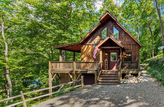 Rustic Cabin just outside of Murphy, NC with beautiful mountain views!