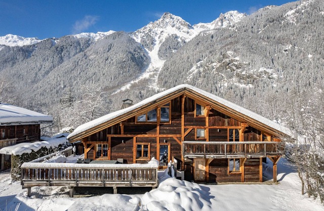 Rustic Chalet with Hot Tub & Sauna