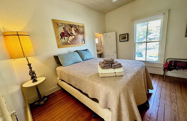 Rustic & charming full house with enclosed yard