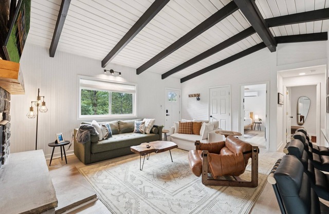 Rustic-Chic Cabin, Hot Tub, Pets, Cedar Sauna & Walk to River Outfitters