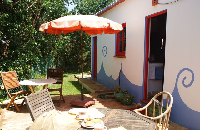 Rustic Cottage with studio apartment and sleeping loft: garden with ocean views!