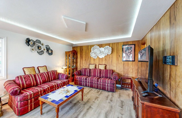 Rustic dog-friendly home close to skiing, mountains, and golf course