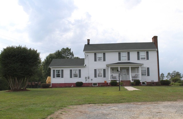 Rustic Elegance: 1800s Farmhouse on 200 Acres w/All the Comforts of Home