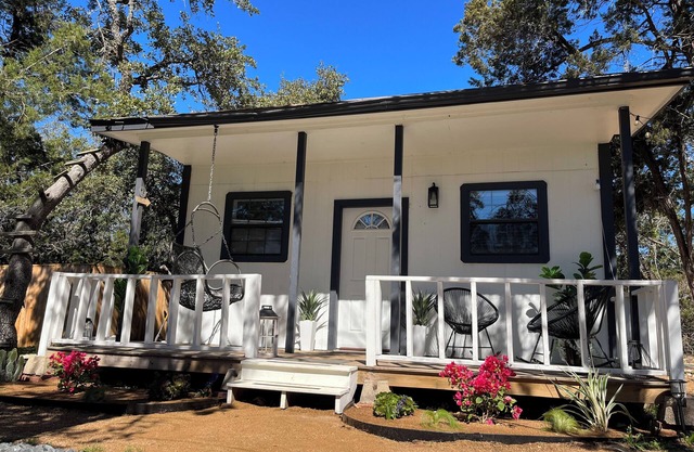 Rustic Elegance: Experience Comfort and Style in Our Chic Cabin