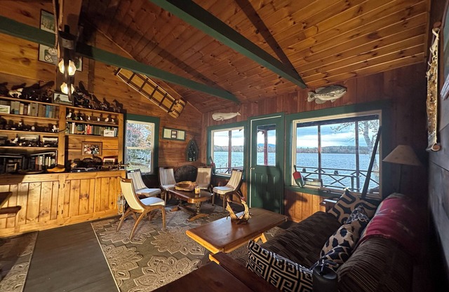Rustic lakefront cottage with dock and kayaks. Family friendly!