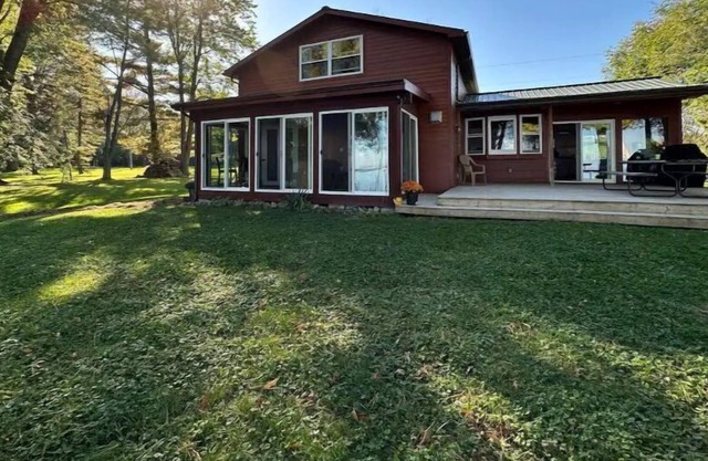 Rustic Lakefront Oasis