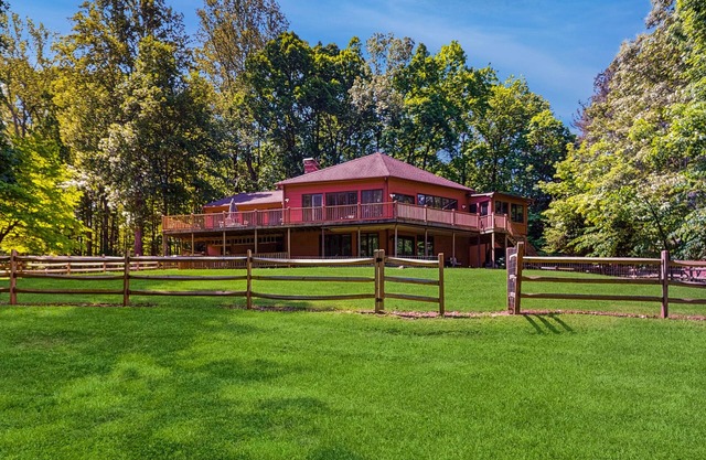 Rustic lakehouse with views, kayaks, Wifi, Central AC & cozy firepit nights